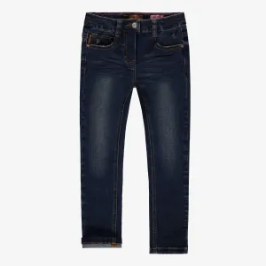 Jean bleu foncé avec coutures apparentes, enfant || Dark blue jeans with visible seams, child