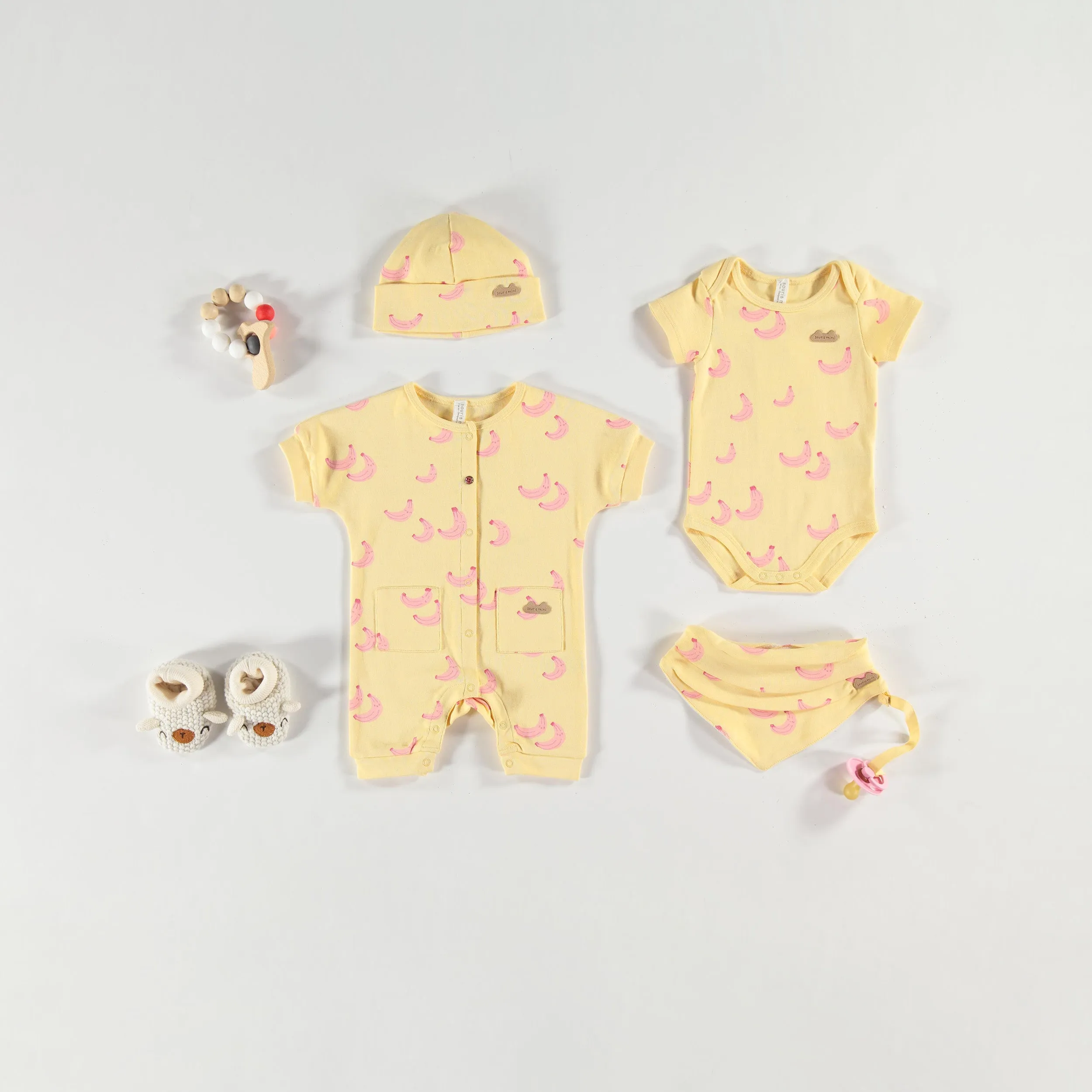 Pyjama jaune à motifs de bananes, naissance || Yellow pajamas with banana all over print, newborn