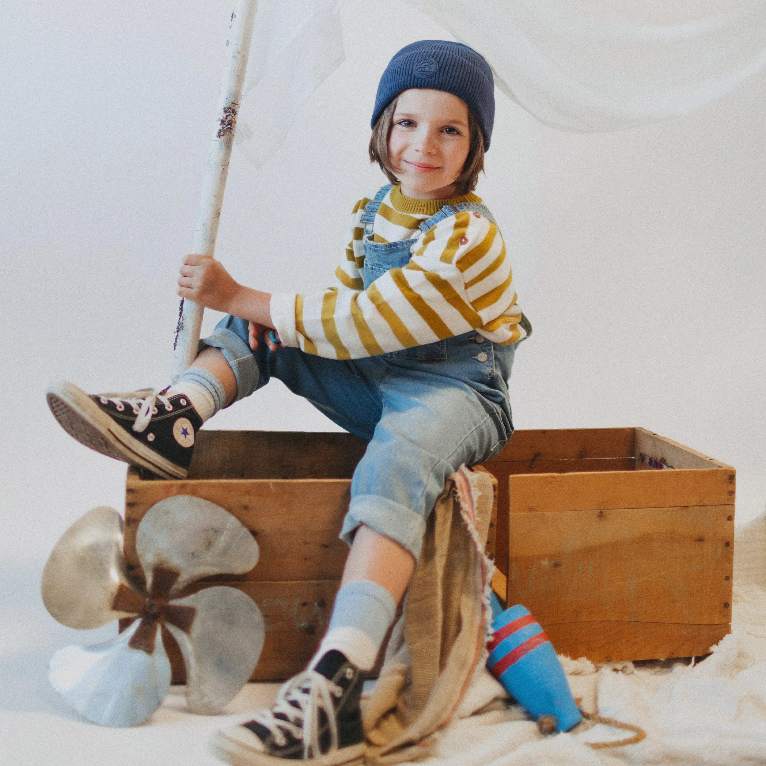 Salopette longue coupe décontractée en denim extensible bleu pâle, enfant || Relaxed fit long overall in light blue stretch denim, child
