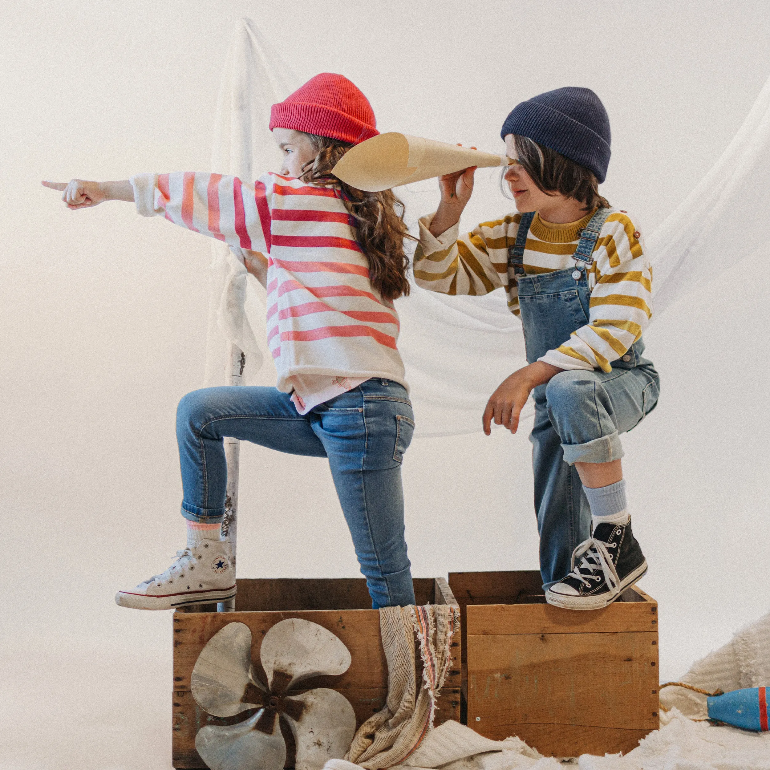 Salopette longue coupe décontractée en denim extensible bleu pâle, enfant || Relaxed fit long overall in light blue stretch denim, child