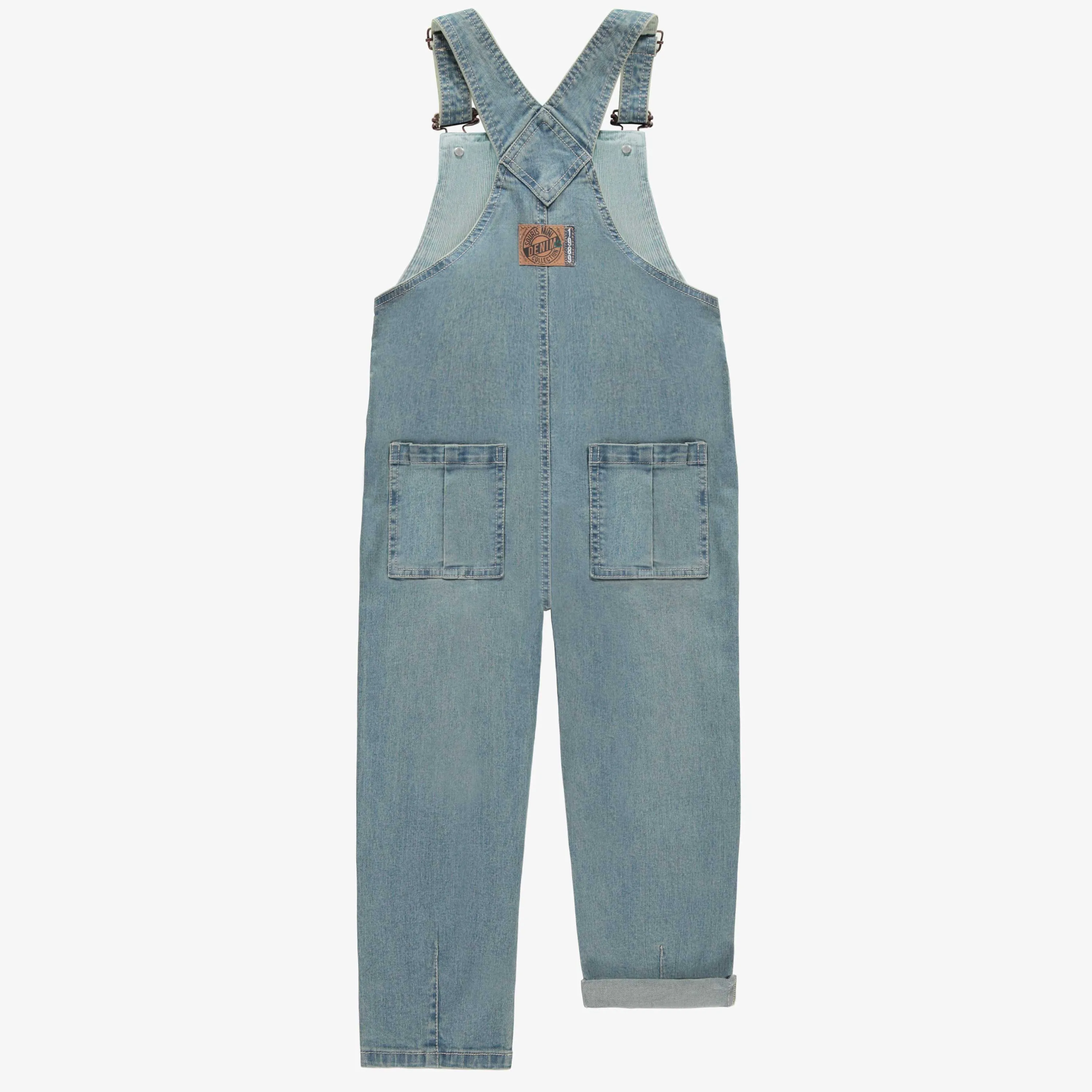 Salopette longue coupe décontractée en denim extensible bleu pâle, enfant || Relaxed fit long overall in light blue stretch denim, child